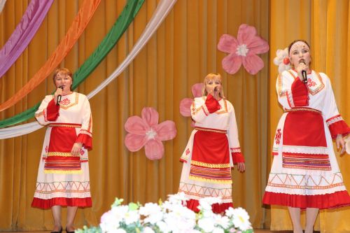 В Дрожжаном состоялся отчетный концерт творческих коллективов «Весеннее настроение»