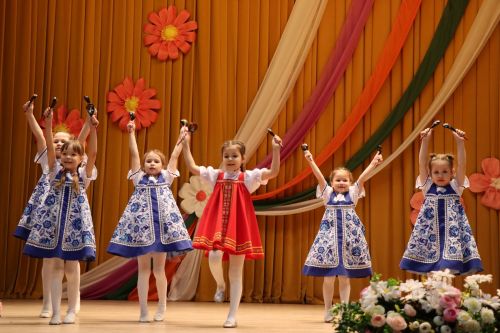 В Дрожжаном состоялся отчетный концерт творческих коллективов «Весеннее настроение»