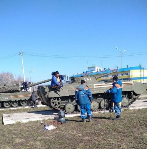 Дрожжановцы вышли на массовую покраску ограждений и военной техники в парках