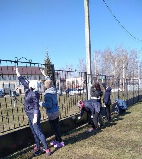 Дрожжановцы вышли на массовую покраску ограждений и военной техники в парках