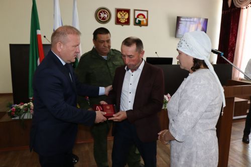 В Дрожжановском районе родителям погибшего солдата вручили орден Мужества