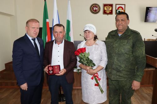 В Дрожжановском районе родителям погибшего солдата вручили орден Мужества