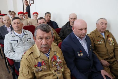 В Дрожжановском районе родителям погибшего солдата вручили орден Мужества
