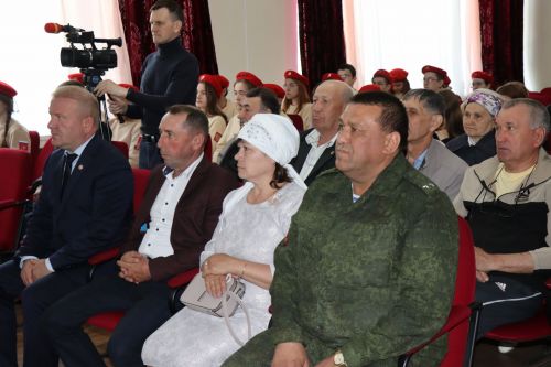 В Дрожжановском районе родителям погибшего солдата вручили орден Мужества
