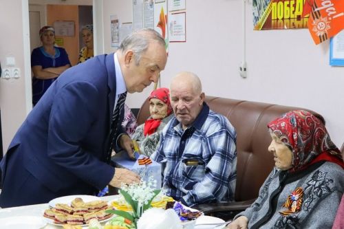 Два дрожжановца по месту рождению Рамис Сафиуллов и Экзам Губайдуллин посетили Тетюшский дом-интернат для престарелых и инвалидов