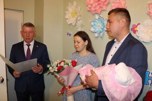 В Татарстане в Международный день семьи поздравили родителей новорожденной Миланы