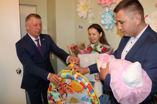 В Татарстане в Международный день семьи поздравили родителей новорожденной Миланы