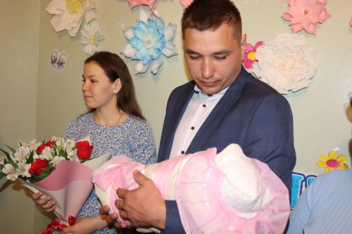 В Татарстане в Международный день семьи поздравили родителей новорожденной Миланы