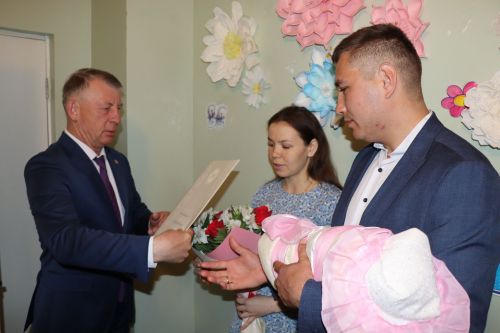 В Татарстане в Международный день семьи поздравили родителей новорожденной Миланы