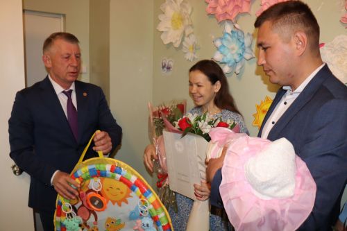 В Татарстане в Международный день семьи поздравили родителей новорожденной Миланы