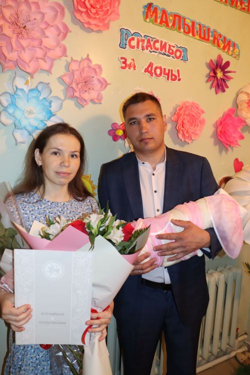 В Татарстане в Международный день семьи поздравили родителей новорожденной Миланы
