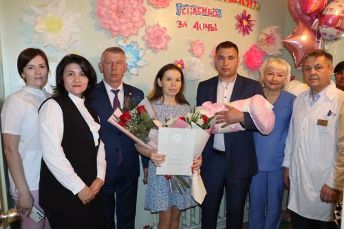 В Татарстане в Международный день семьи поздравили родителей новорожденной Миланы