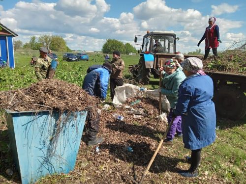 В селе Новое Ильмово Дрожжановского района организовали субботник по очистке кладбища