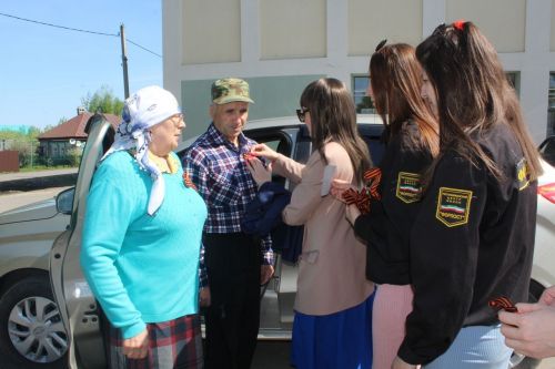 В Дрожжаном в рамках акции раздали георгиевские ленточки к 9 мая