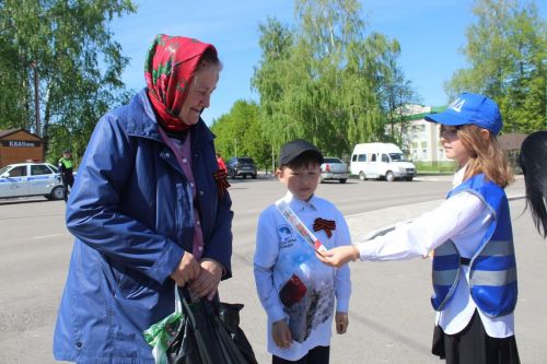 В Дрожжаном в рамках акции раздали георгиевские ленточки к 9 мая