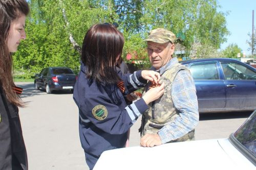 В Дрожжаном в рамках акции раздали георгиевские ленточки к 9 мая