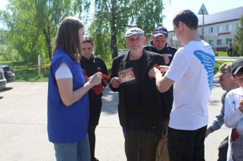 В Дрожжаном в рамках акции раздали георгиевские ленточки к 9 мая