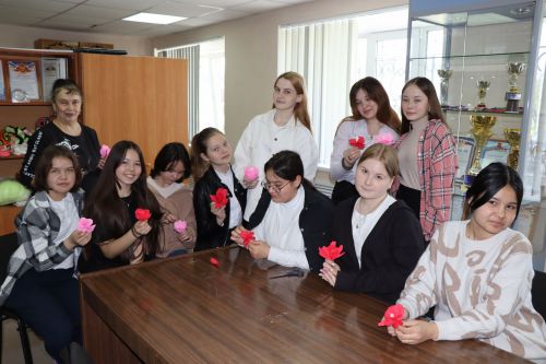 Дрожжановские ветераны со школьниками своими руками делают венки на 9 Мая