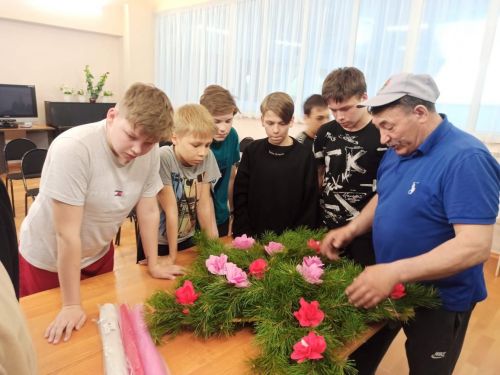 Дрожжановские ветераны со школьниками своими руками делают венки на 9 Мая