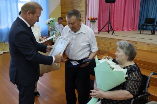 В Дрожжановском районе семья Салифановых получила медаль «За любовь и верность»