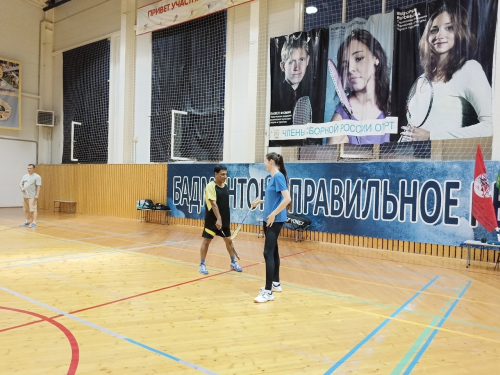 В Дрожжаном в честь дня ВДВ провели турнир по бадминтону