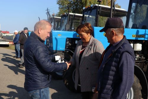 Глава Дрожжановского района РТ Марат Гафаров вручил ключи от новых тракторов главам сельских поселений