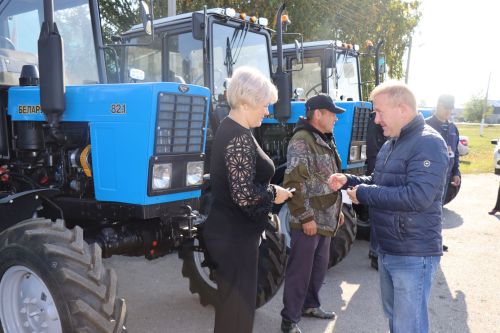 Глава Дрожжановского района РТ Марат Гафаров вручил ключи от новых тракторов главам сельских поселений