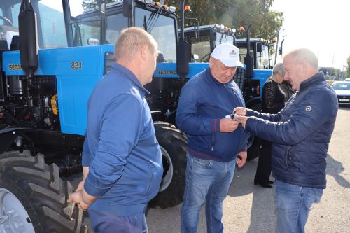 Глава Дрожжановского района РТ Марат Гафаров вручил ключи от новых тракторов главам сельских поселений