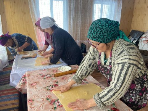 Жительницы села Алешкин-Саплык Дрожжановского района РТ готовят лапшу для бойцов СВО