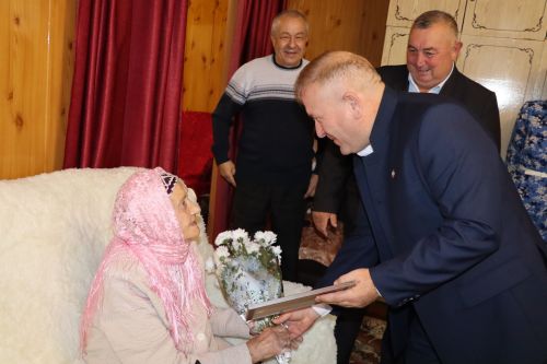 Глава Дрожжановского района РТ Марат Гафаров поздравил почетную колхозницу с 90-летием