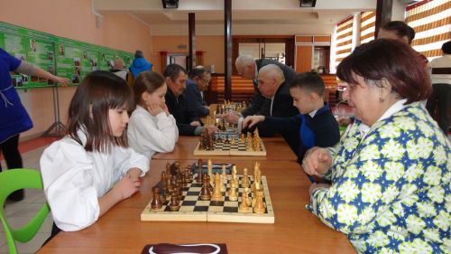 Муниципальный турнир «Связь поколений» собрал всех любителей дрожжановцев по шахматам