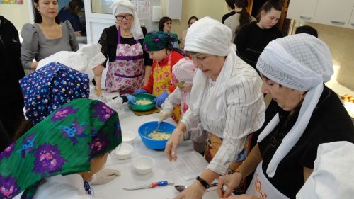Девочка Соня из приюта «Теплый дом» Дрожжановского района РТ вспомнила о кофточке, подаренной ей год назад