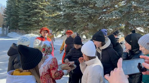 На избирательных участках дрожжановцев угощают блинами и горячим чаем
