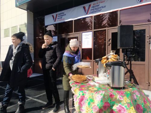 На избирательных участках дрожжановцев угощают блинами и горячим чаем
