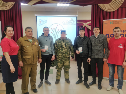 В Дрожжановском районе РТ прибывшему в отпуск участнику СВО вручили необходимую экипировку