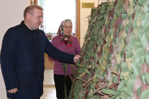 Марат Гафаров посетил мастерскую в селе Убеи, где плетут маскировочные сети для военных