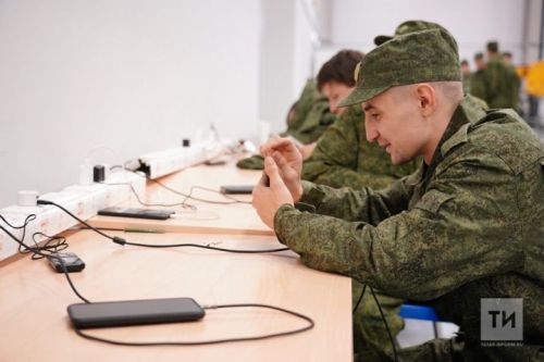 Каждый гражданин имеет возможность заменить срочную службу в армии на контрактную на один год