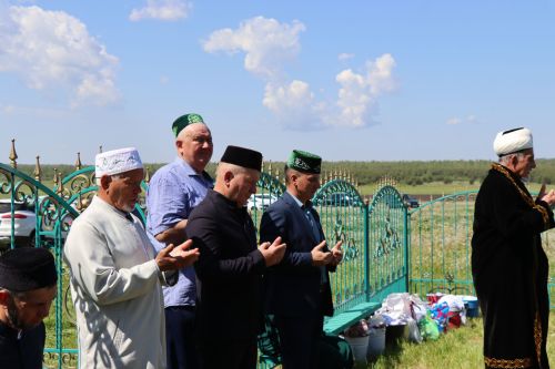 Мусульмане посетили могилу Кадыкай Абыз-бабай в Дрожжановском районе РТ