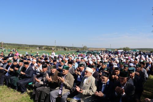Мусульмане посетили могилу Кадыкай Абыз-бабай в Дрожжановском районе РТ