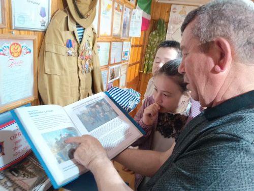 Воспитанники приюта «Тёплый дом» посетили музей Виктора Петухова в селе Старое Дрожжаное