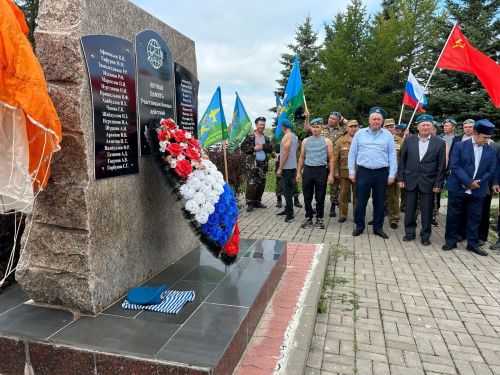 В Дрожжановском районе РТ состоялась торжественная церемония возложения венков ко Дню Воздушно-десантных войск