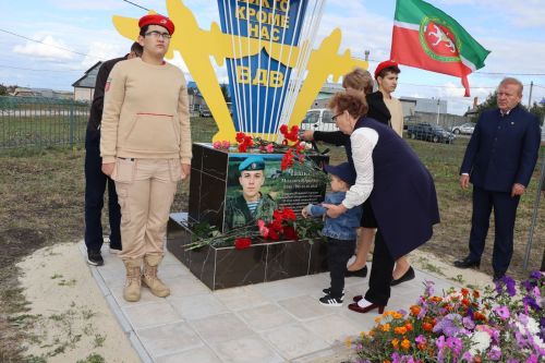 В селе Старое Дрожжаное Дрожжановского района РТ открыли монумент бойцу, погибшему на СВО