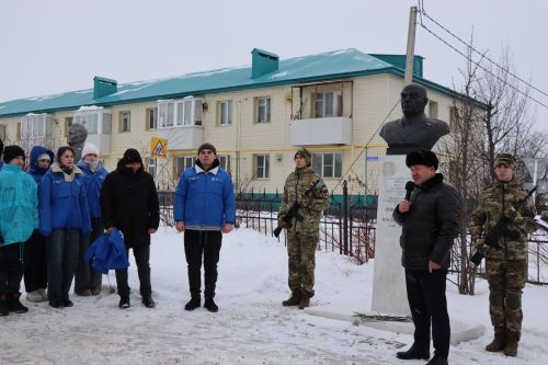 В Дрожжаном к бюсту легендарного земляка Петра Дементьева возложили цветы