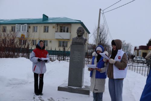 В Дрожжаном к бюсту легендарного земляка Петра Дементьева возложили цветы