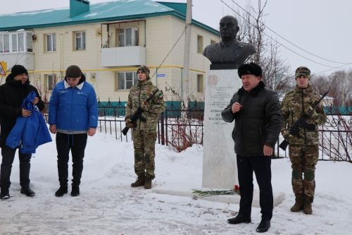 В Дрожжаном к бюсту легендарного земляка Петра Дементьева возложили цветы