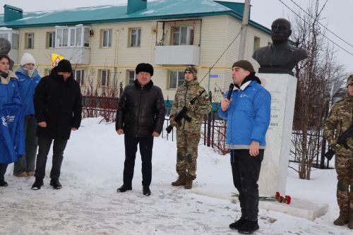 В Дрожжаном к бюсту легендарного земляка Петра Дементьева возложили цветы