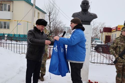 В Дрожжаном к бюсту легендарного земляка Петра Дементьева возложили цветы