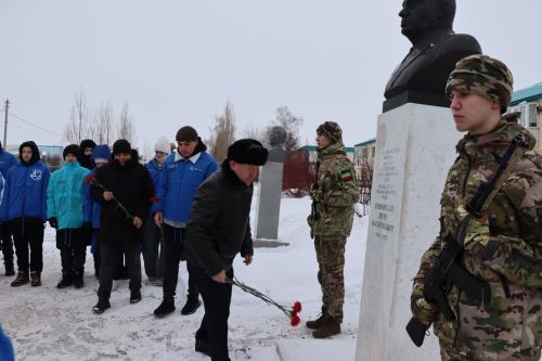 В Дрожжаном к бюсту легендарного земляка Петра Дементьева возложили цветы