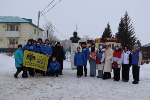 В Дрожжаном к бюсту легендарного земляка Петра Дементьева возложили цветы