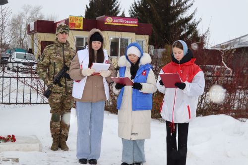 В Дрожжаном к бюсту легендарного земляка Петра Дементьева возложили цветы
